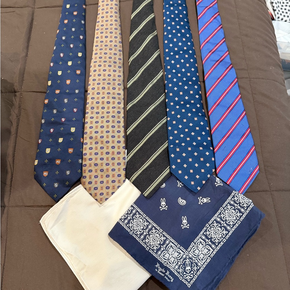 Elegant Men's Tie and Handkerchief Set